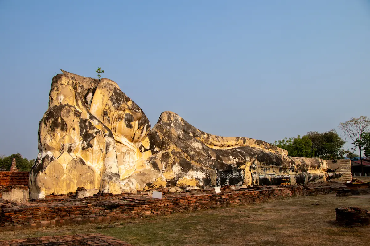 Visiter le Wat Lokayasutharam à Ayutthaya