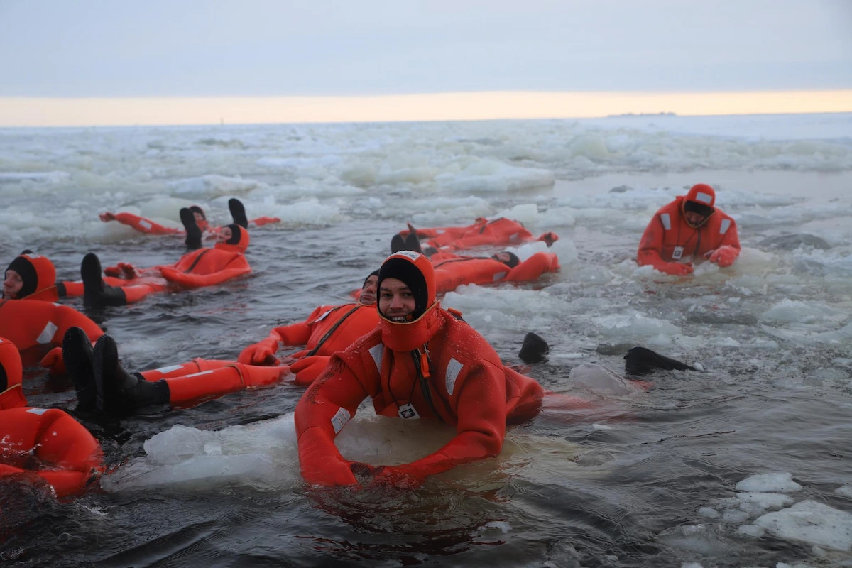 Polar Explorer Icebreaker : se baigner dans l'eau glacée