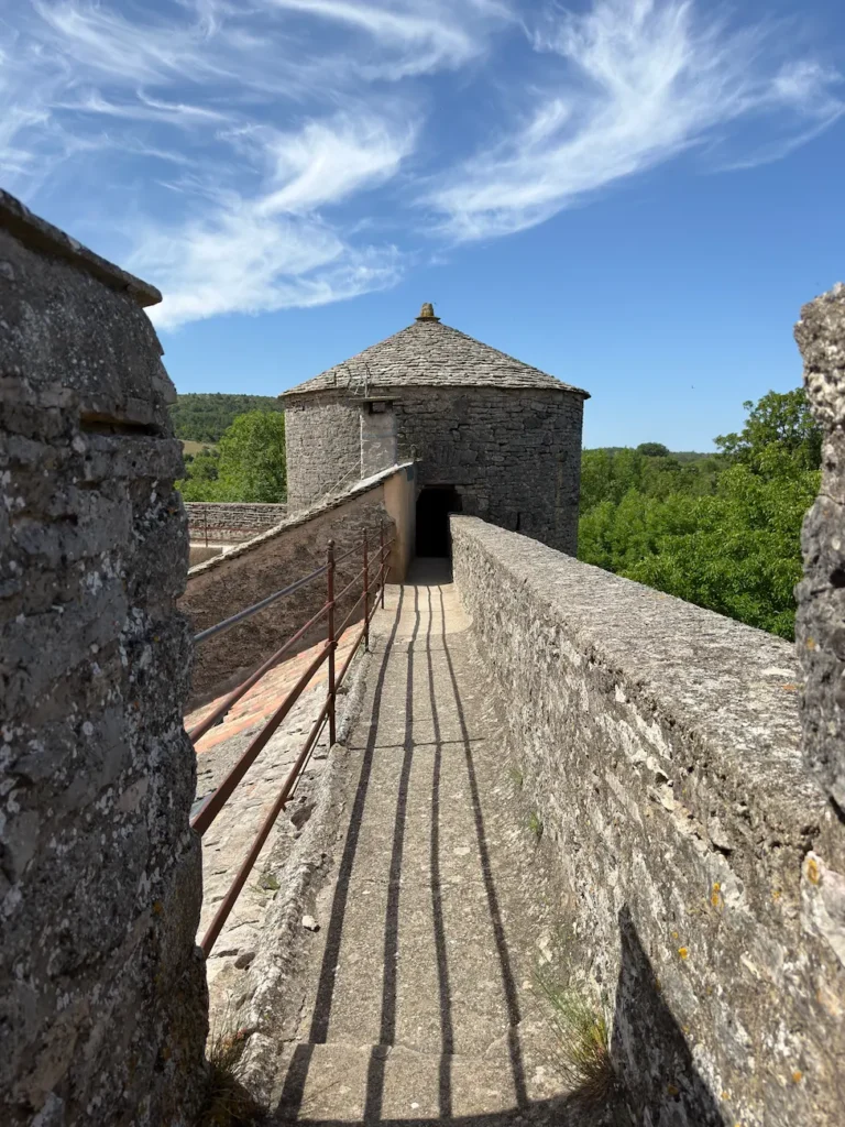 visiter-le-larzac-la-courvertoirade-remparts