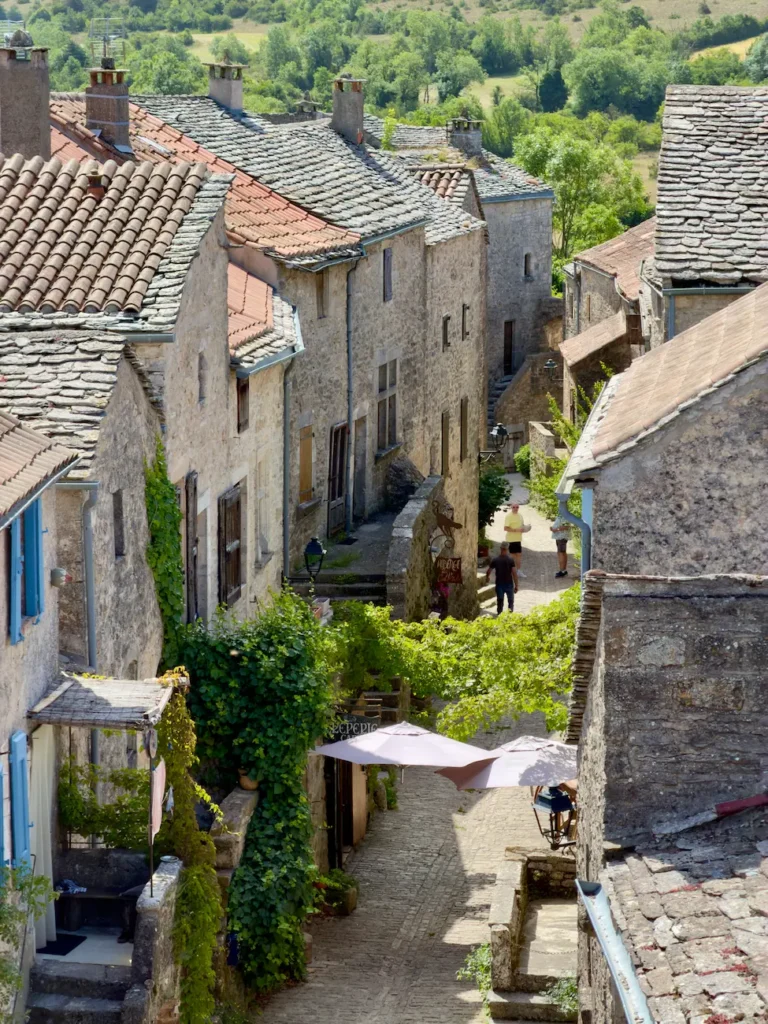 visiter-le-larzac-la-courvertoirade-ruelles
